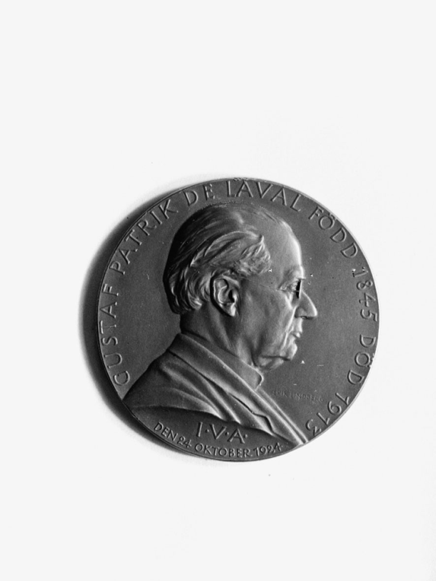 Avgjutning i gips (porträttmedaljong) å Gustaf de Lavals gravvård. Utförd av medaljgravör E. Lindberg.