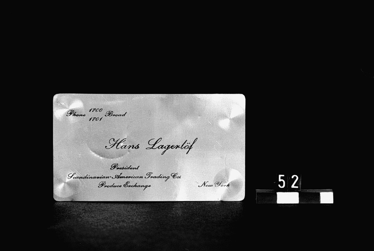 1 almanacka 1917 tryckt på aluminiumplåt. Tillika adresskort för svenske köpmannen i New York Hans Lagerlöf.