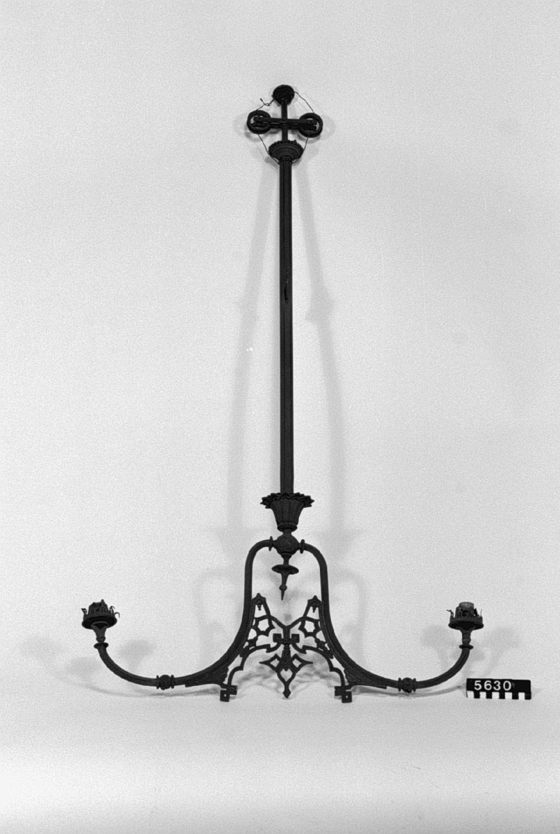 Av mässing, för takbelysning. Två lågor med rundbrännare samt hissanordning.