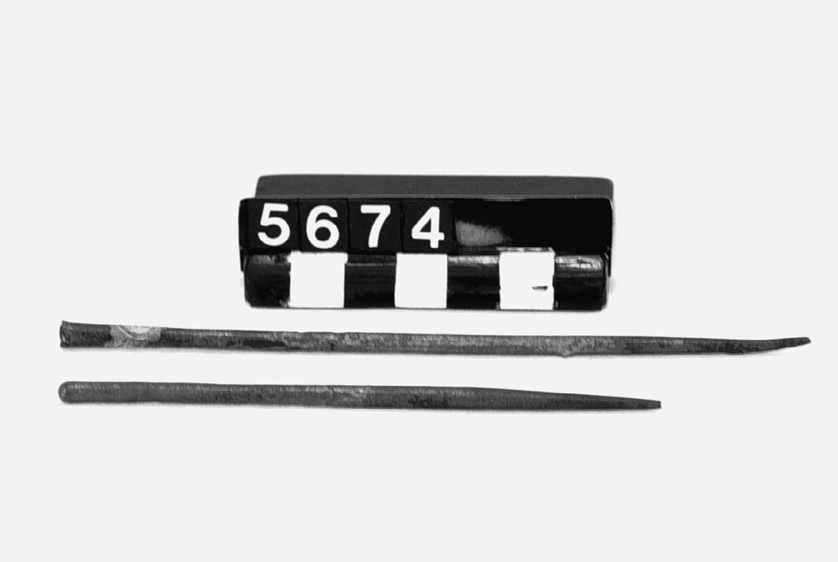 Två st. stänger av brons ur ingöten till ett monument. Längd: 140 resp. 113 mm.