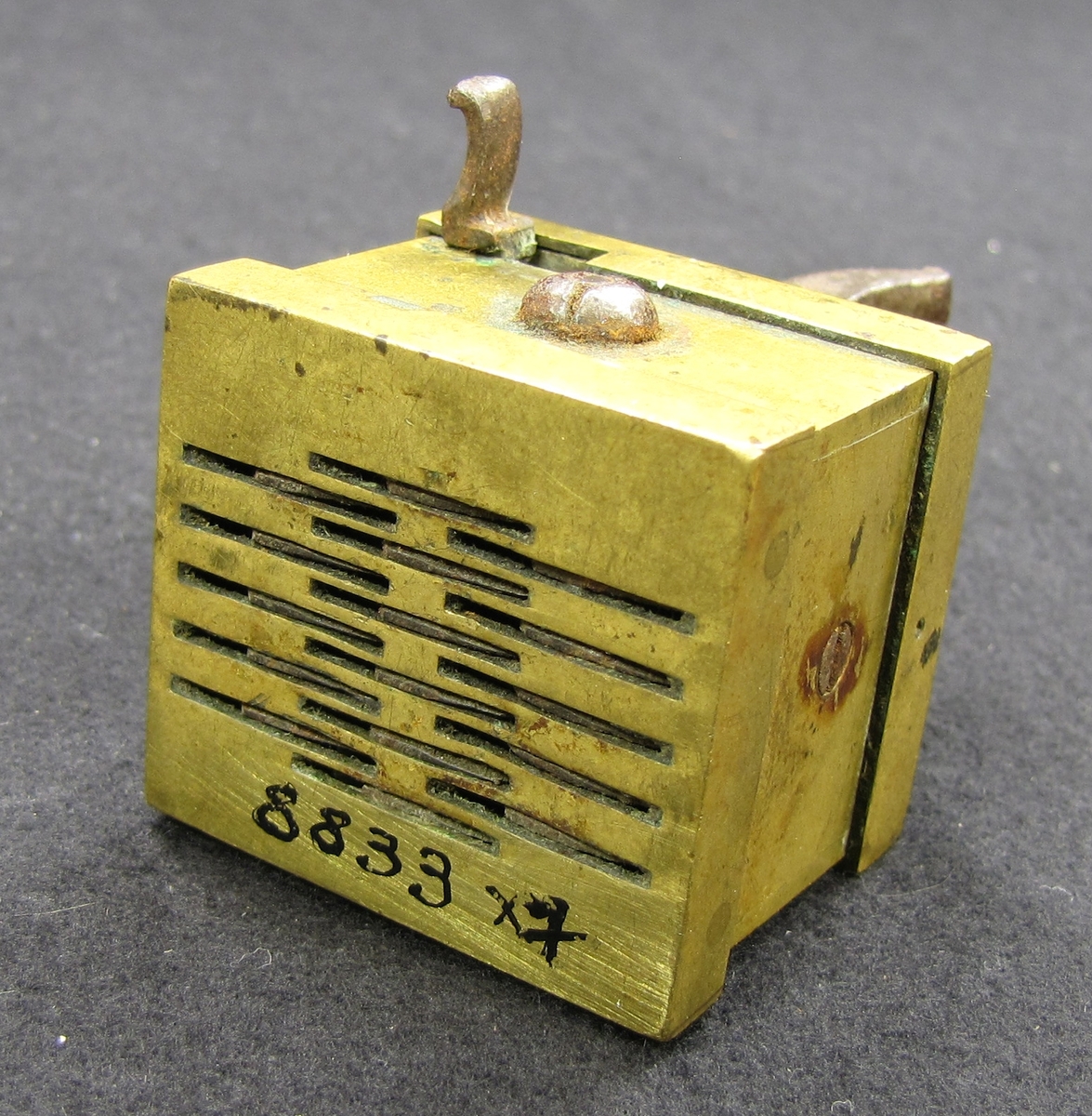 Ett koppinstrument eller snäppare, för att skära hål i huden för åderlåtning. Instrumentet spände upp knivarna som sedan via en fjäder snabbt skar hål i huden.