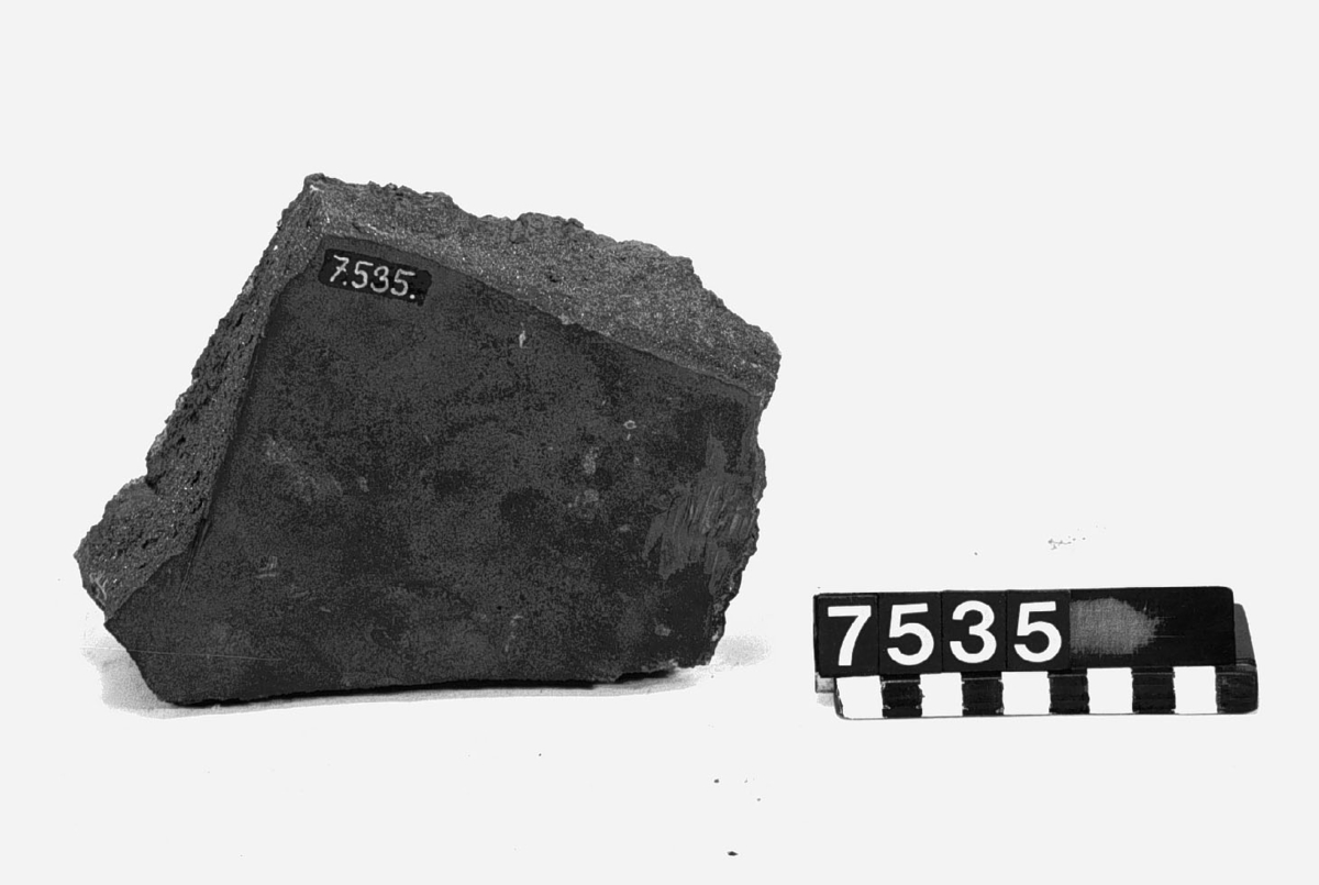 Använt för framställning av gjutstål TM7536. Råmaterial: Malm TM7532, TM7533 Träkol: TM7534.