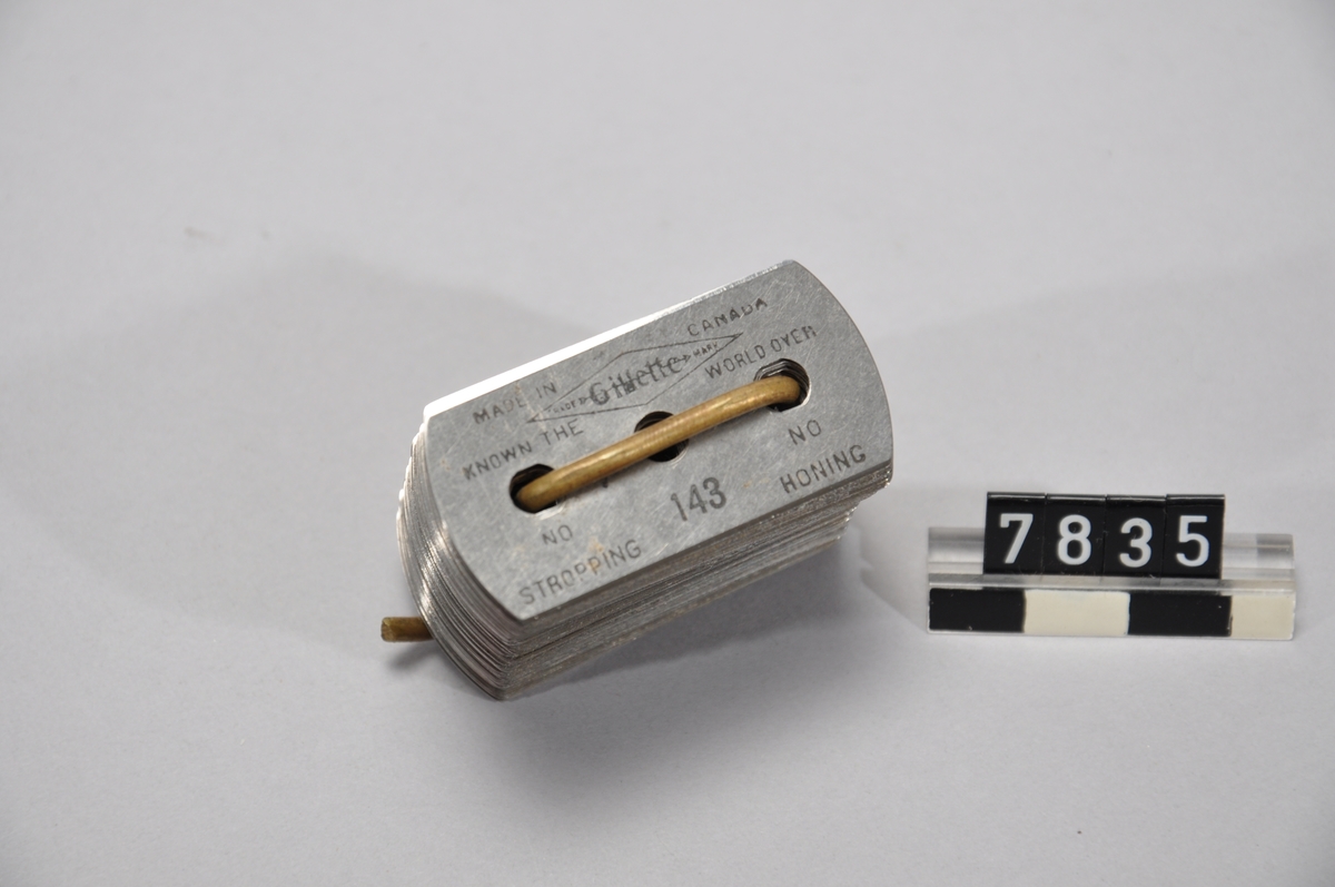 Ett större antal blad till "Gilette"  och "Matador" rakhyvlar.Några av bladen är av andra märken.