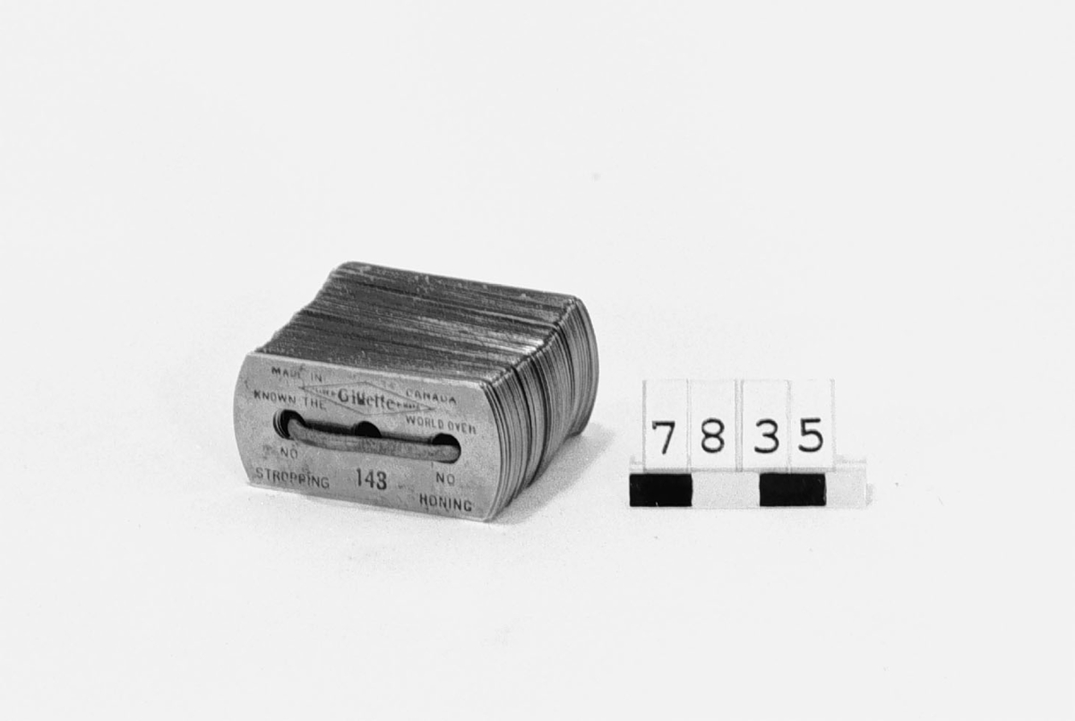 Ett större antal blad till "Gilette"  och "Matador" rakhyvlar.Några av bladen är av andra märken.