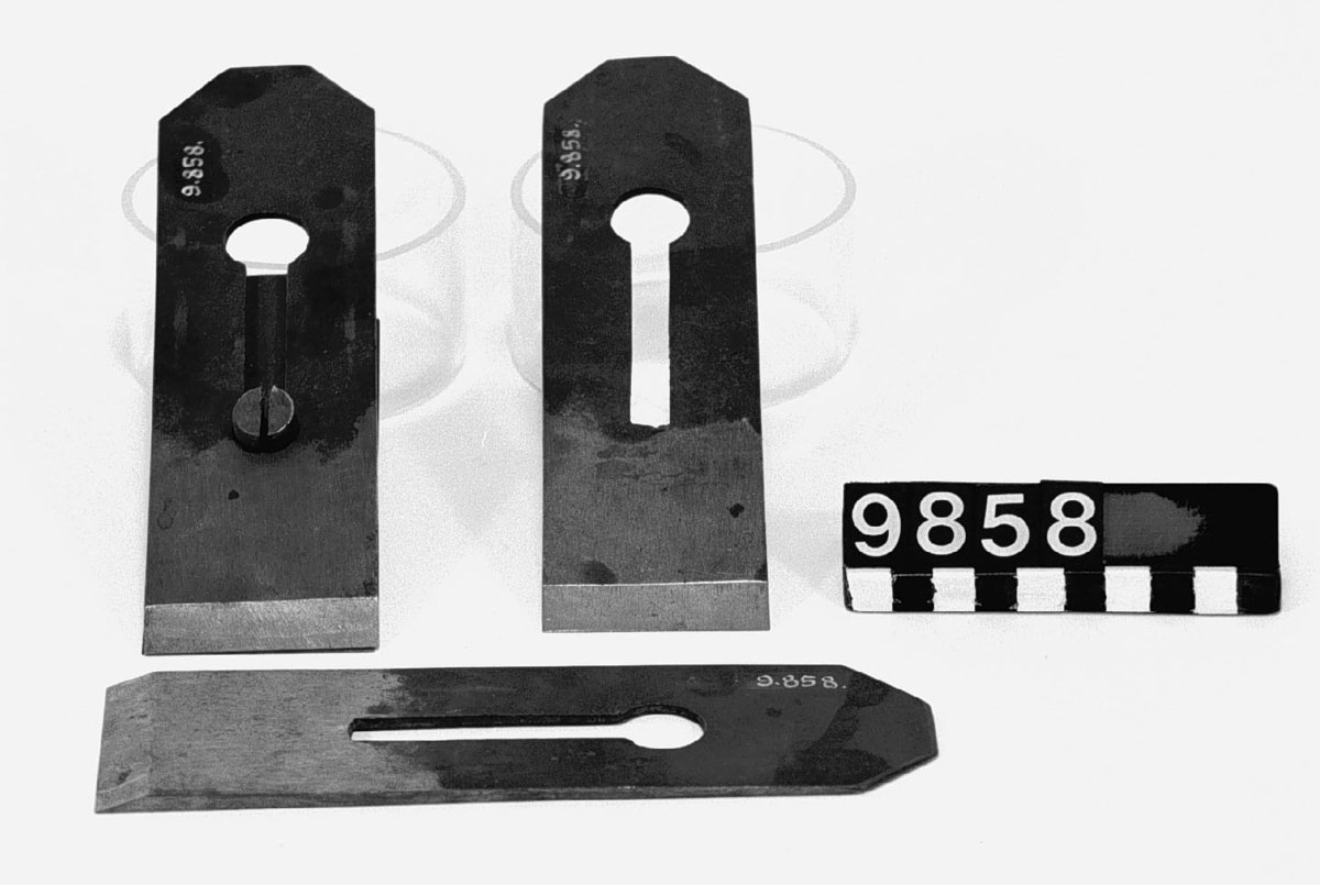 Tre hyveljärn för släthyvlar jämte dubbeltand. Längd: 185-190 mm, bredd: 53-55. Totalvikt: 0,8 kg. "W. Butcher Cast Steel Warranted".