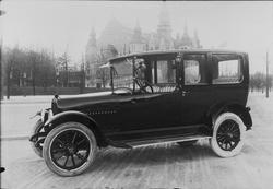 Bil av märket Hudson, uppställd utanför Nordiska Museet, Sto