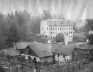 Hagge järnbruk.
Övre Bruket. Foto från nordost, omkring 1870. Längst till höger står bokhållarna Elffors och Bjurling och längst till höger på kolhusbron skogvaktare Pettersson. >>