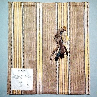 Tre vävprover i oliksidig kypert och rips i olika färgställningar. Varp i beige bomullsgarn och inslag i kulört och flamfärgat lingarn.SH 2:1 (bild a): Oblekt, brunt, grått och flera nyanser grönt. Märkt med påsydd etikett med texten: "O 942", samt en solvnota och garnberäkning.SH 2:2 (bild b): Gult, oblekt, blågrått och blekt. Märkt med påsydd etikett med texten: "O. 939", samt en garnberäkning.SH 2:3 (bild c): Blått, grått, brunt, blågrönt och blekt. Märkt med påsydd etikett med texten: "O. 938", samt en garnberäkning.Proverna är ihopfästade med ytterligare tio prover (inv.nr 1, 3, 4, 60, 61) med snören och har en gemensam etikett med handskriven och tryckt text: "Möbeltyger i linnedamst  ?  flamgarn m.m. Komp. Märtha Gahn omk. 1928 / Svensk Hemslöjd SVEAVÄGEN 44  - STOCKHOLM SWEDEN  FÖRENINGEN SVENSK HEMSLÖJD UPA * ".