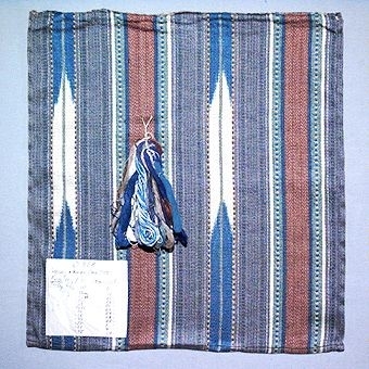 Tre vävprover i oliksidig kypert och rips i olika färgställningar. Varp i beige bomullsgarn och inslag i kulört och flamfärgat lingarn.SH 2:1 (bild a): Oblekt, brunt, grått och flera nyanser grönt. Märkt med påsydd etikett med texten: "O 942", samt en solvnota och garnberäkning.SH 2:2 (bild b): Gult, oblekt, blågrått och blekt. Märkt med påsydd etikett med texten: "O. 939", samt en garnberäkning.SH 2:3 (bild c): Blått, grått, brunt, blågrönt och blekt. Märkt med påsydd etikett med texten: "O. 938", samt en garnberäkning.Proverna är ihopfästade med ytterligare tio prover (inv.nr 1, 3, 4, 60, 61) med snören och har en gemensam etikett med handskriven och tryckt text: "Möbeltyger i linnedamst  ?  flamgarn m.m. Komp. Märtha Gahn omk. 1928 / Svensk Hemslöjd SVEAVÄGEN 44  - STOCKHOLM SWEDEN  FÖRENINGEN SVENSK HEMSLÖJD UPA * ".