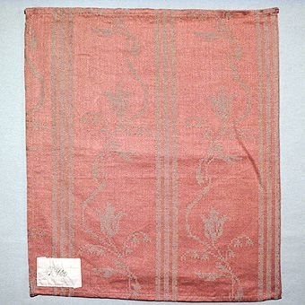 Två vävprover i damast i olika färgställningar. SH 4:1 (bild a): Varp i oblekt lingarn och inslag i gult lingarn. Märkt med påsydd tygetikett med texten: "O. 899.".SH 4:2 (bild b): Varp i rosa lingarn och inslag i oblekt lingarn. Märkt med påsydd tygetikett med texten: "O. 900".Proverna är ihopfästade med ytterligare elva prover (inv.nr 1, 2, 3, 60, 61) med snören och har en gemensam etikett med handskriven och tryckt text: "Möbeltyger i linnedamst ? flamgarn m.m. Komp. Märtha Gahn omk. 1928 / Svensk Hemslöjd SVEAVÄGEN 44  - STOCKHOLM SWEDEN  FÖRENINGEN SVENSK HEMSLÖJD UPA * ".