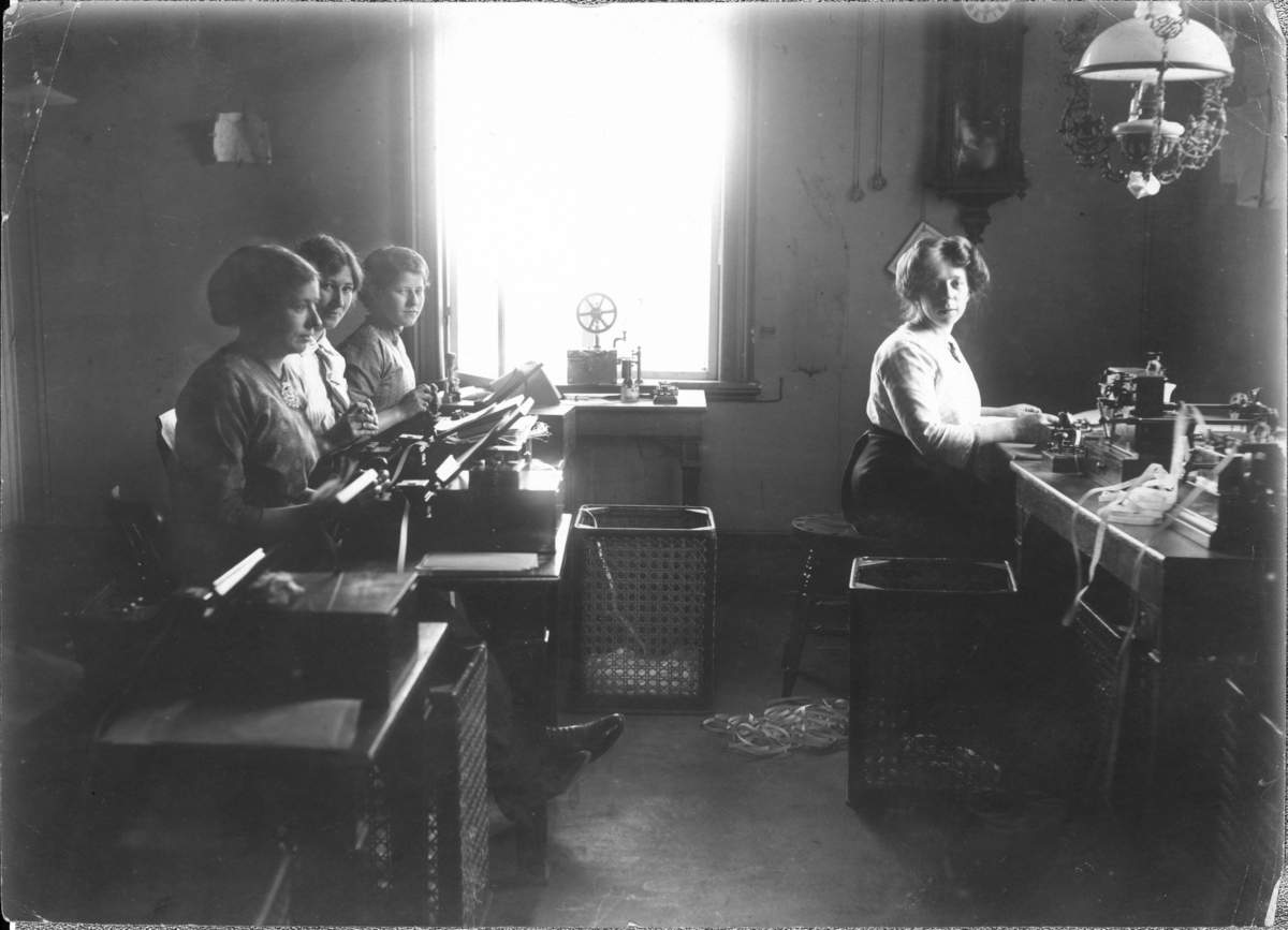 Lødingen telegrafstasjon er en tømmerbygning i to etasjer på granittmur, og dekket med skifer på taket.  Hele første etasje ble brukt som ekspedisjonslokaler for telegram fram til 1936. Etasjen inneholdt gang, ytre skranke, indre skranke, Morsesal, Wheatstonesal og Siemenssal.
I annen etasje hadde telegrafinspektøren sin leilighet og sine kontorer fram til 1913. Da rikstelefonen kom, fikk også denne plass i annen etasje. I loftsetasjen var det fire hybler med alkover, gang og et åpent loftsrom som ble brukt som tørkeloft og arkiv.