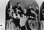 Grupp, nio personer vid kaffebordet, i Wilhelmina Lagerholms fotoateljé (1863-1866), Drottninggatan 43, Örebro.
Personerna på bilden är: 
- Augusta Toll, född Kalling, död 1906.
- Louise Gripenberg (1836-1875)
- Löjtnant V. Falkman
- Agneta Årman (1834-1915) i Mellösadräkt
- Anna Elisabeth Lagerholm, född Ekman, Wilhelmina Lagerholms mor.
- Wilhelmina Lagerholm (1826-1917)
- Sophia Gripenberg (1837-1916)
- Anna Lundberg, född Kalling, död 1930.
- Maria Gripenberg (1841-1933)