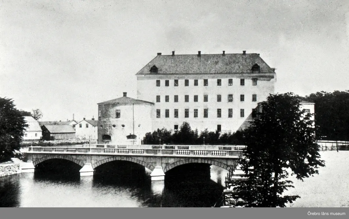 Örebro Slott med Storbron. Längst till vänster skymtar Husarstallet (numera Centralparken).
Bilden är tagen mellan 1884-1897 (nya storbron blev klar 1884 och ombyggnationen av slottstornen startade 1897).