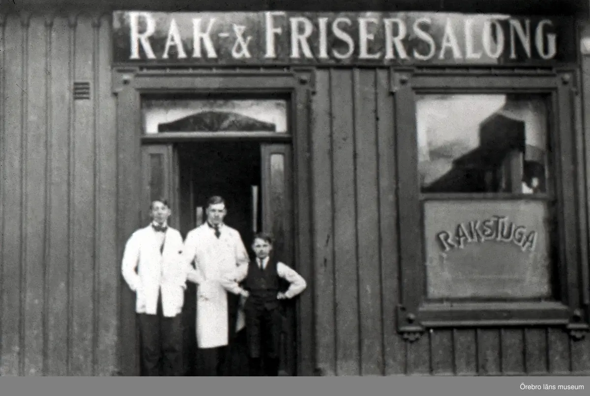 Personal uppställda utanför rakstugan.