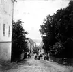 Storgatan med gamla kyrkogården vars stenmur borttogs på 1880-talet liksom de fyrkantiga murade grindstolparna med plåthuvar.