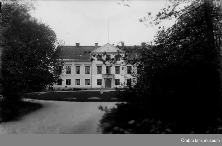 Tvåvånings herrgårdsbyggnad.