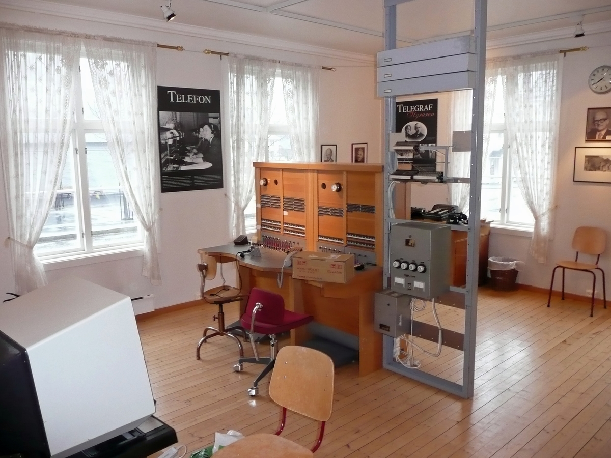 Telegrafbygningen i Lærdalsøyri. Huset er bygget i 1845 og har blant annet blitt brukt som hotell og apotek. Selve telegrafstasjonen ble åpnet i 1858 sammen med linjen Christiania-Lillehammer-Gjøvik-Lærdal. Året etter ble denne linjen forlenget til Bergen. 
Bygningen er overtatt av Lærdal kommune og brukes som kultursenter med en permanent utstilling fra Telemuseet. 
Huset ligger ved det vernede området i Lærdalsøyri og hører stilmessig hjemme i sen-empire, typisk for 1840- og 50-årene.