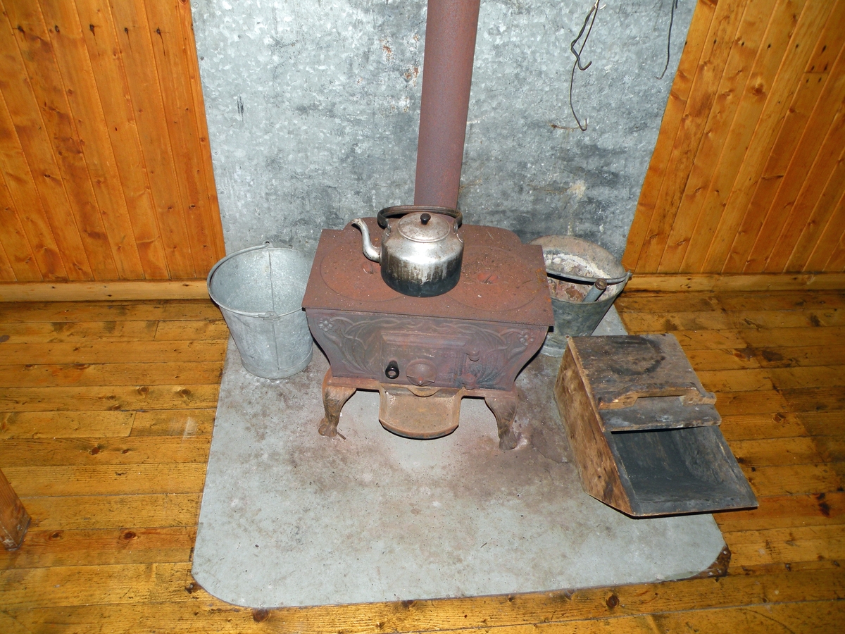 Svanebekkstua er en av de få oppsynshytter som er bevart i noenlunde original stand. Den ligger i et område på vidda som er brukt som samisk slakteplass. Linjekursen har opprinnelig gått forbi Svanebekkstua, men er delvis fjernet.