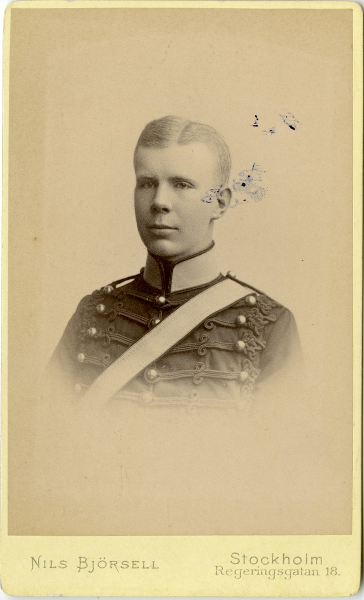 Porträtt av Per Carlberg, officer vid Artilleriet.

Se även bild AMA.0000797.