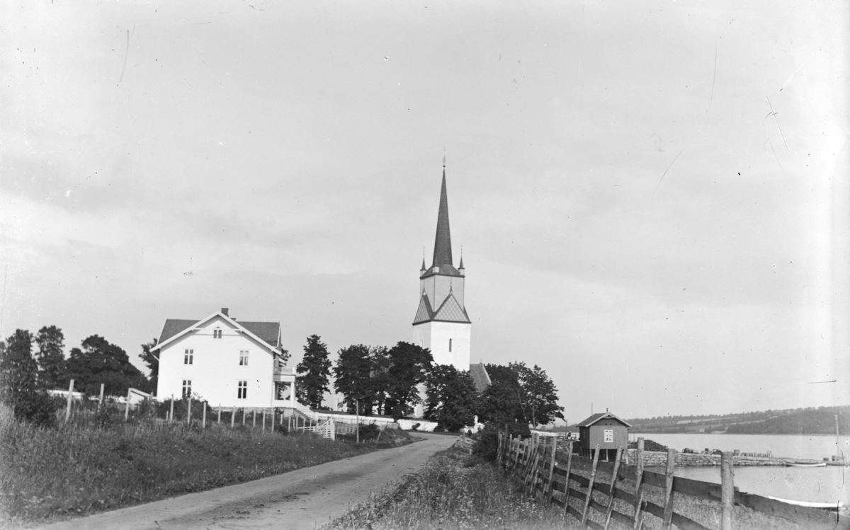 Nes Kirke og kommunehuset i gamle Nes kommune.