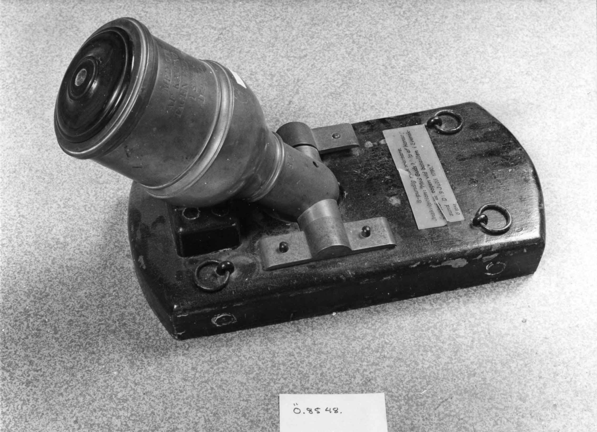 Rysk trofé. Tillhörande fotblock av trä. 
Dimensioner: 460mm x 220mm x 60mm.