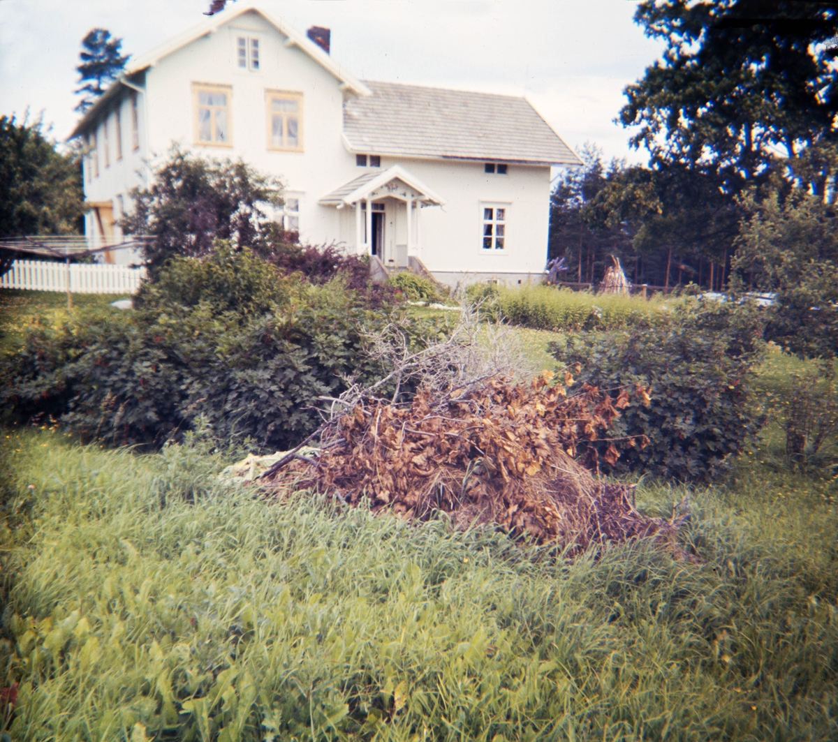 Fagerlid skole, Furnes fra 1882. Den første fastskolen på Stavsberg, senere ombygd til lærerbolig. 