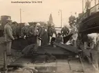 Röda korspersonal invalidtransporterna 1914-18 håller på med bårar vid hamnen 6294.