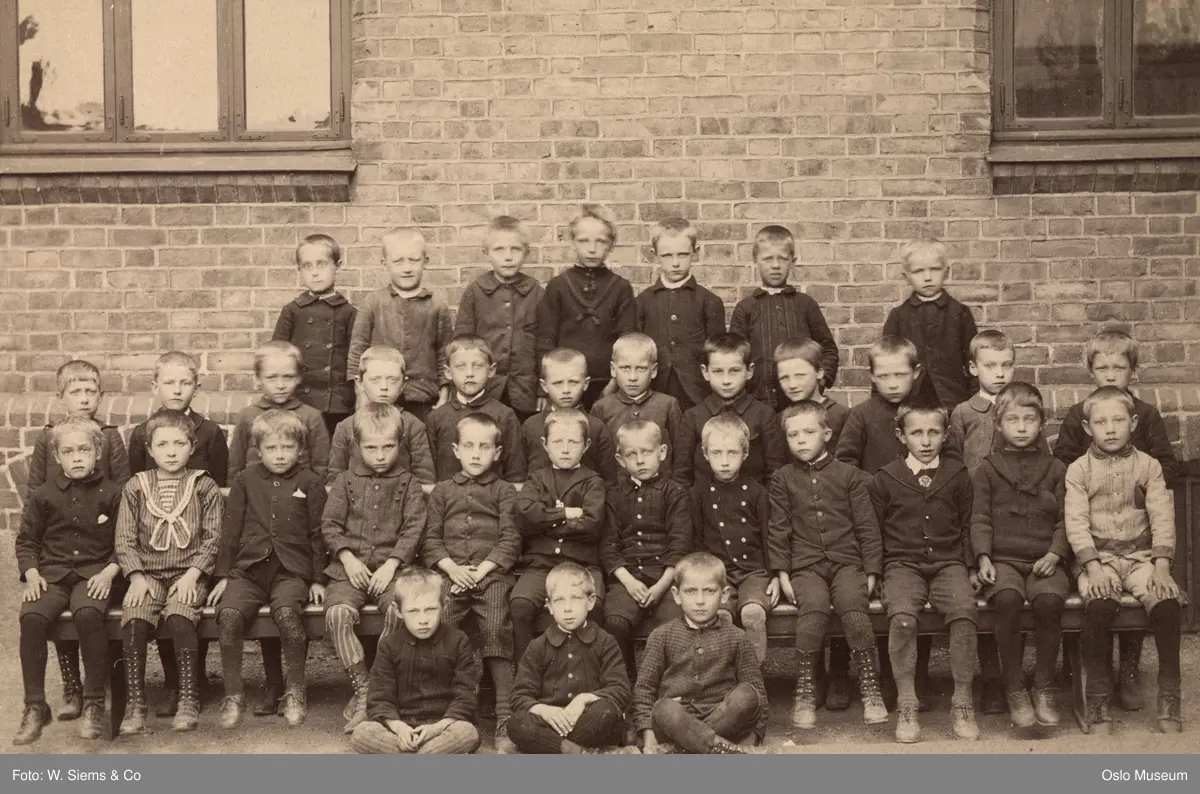 Vahl skole, gutteklasse, sittende og stående helfigur