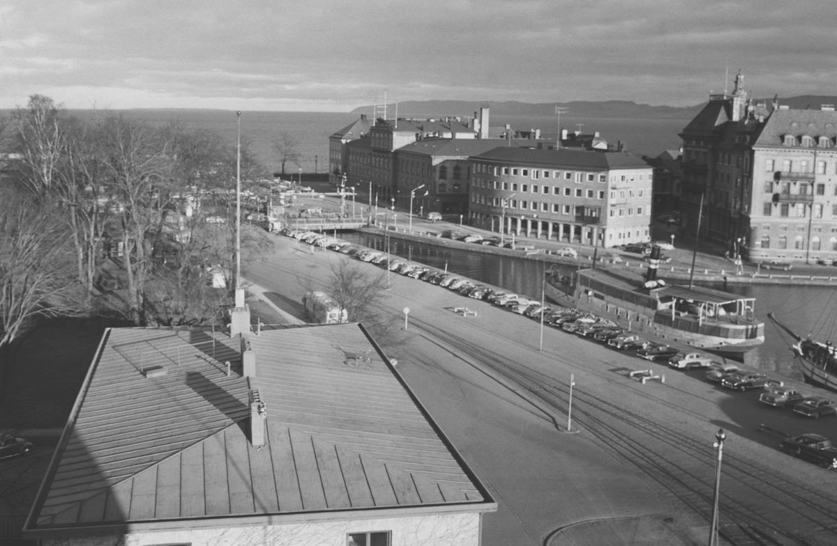 Jönköpng, i hamnen ligger passagerarångfartyget Motala Express.