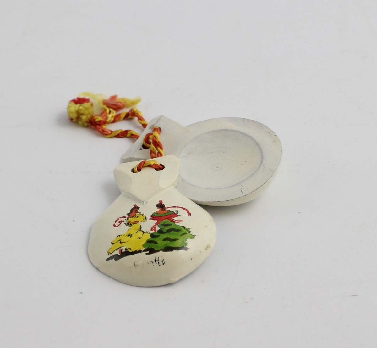 a) To dansende kvinner i kjoler med vide skjørt.
b) En tyrefekter og en okse.