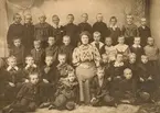 Skolklass, ateljebild, 1908, Sigrid Larsson, övre raden från vänster: Fritjof Jönsson, Oscar Rosvall, Ivan Norrman, Edvin Lundberg, Thure Rickt, okänd, Erik Karlsson, Lave Österling, Sven Svensson, Karl Jönsson,  2:a raden: O Gullstrand, Sigfrid Jönsson, Gösta Borg, Hilding Wall, Fröken S Larsson (Sigrid?), Erik Larsson Ekelund, Erik Kjellberg, Mårtensson, Erik Simonsen, Erik Green, 3:e raden okänd, Ernst Rydberg, Erik Persson, Ruben Lindkvist, Albin Örström, G Carlsson, I Månsson, Gunnar Möller, 4:e raden Olof Mellander, okänd, Åke Malmros, Åke Holmberg.