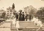 Firandet av Roskildefredens 250 års jubileum juni 1908 på stortorget i Malmö, Kronprinsessan Margaretha, Robert de la Gardie? småflickor med kransar i förgrunden Oxie härad, foto: Lina Jonn Malmö.