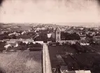 Vy av Trelleborg mot ost, tagen från sockerbruket, i förgrunden kålgårdar, till höger norr därom Gråbrödersgatan, mitt i bild syns Norregatan och Sankt Nicolaikyrka 1897.