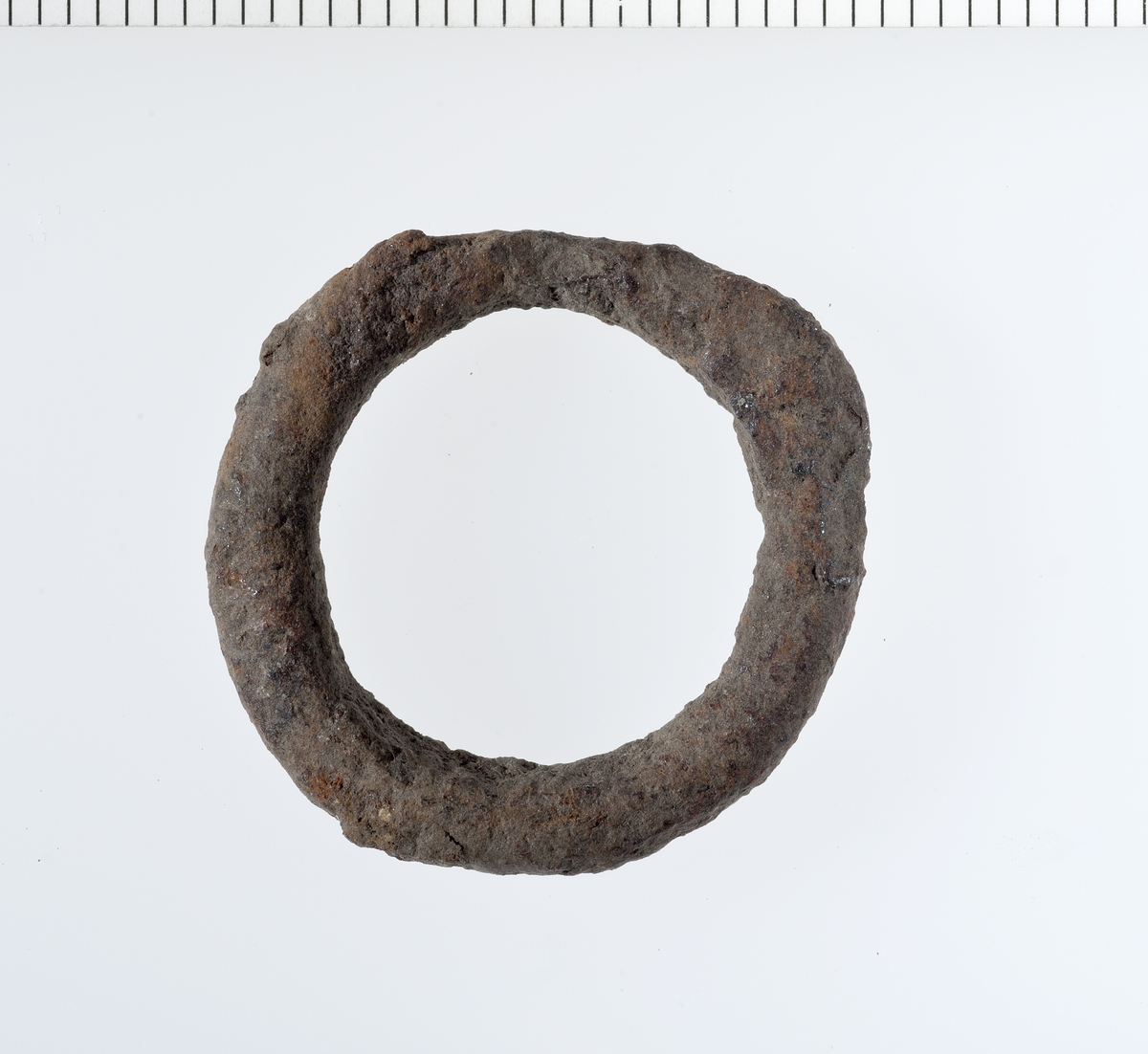 Rundt, helt spennefragment med noe varierende tykkelse på selve ringen. Spenna mangler trolig en nål. 
