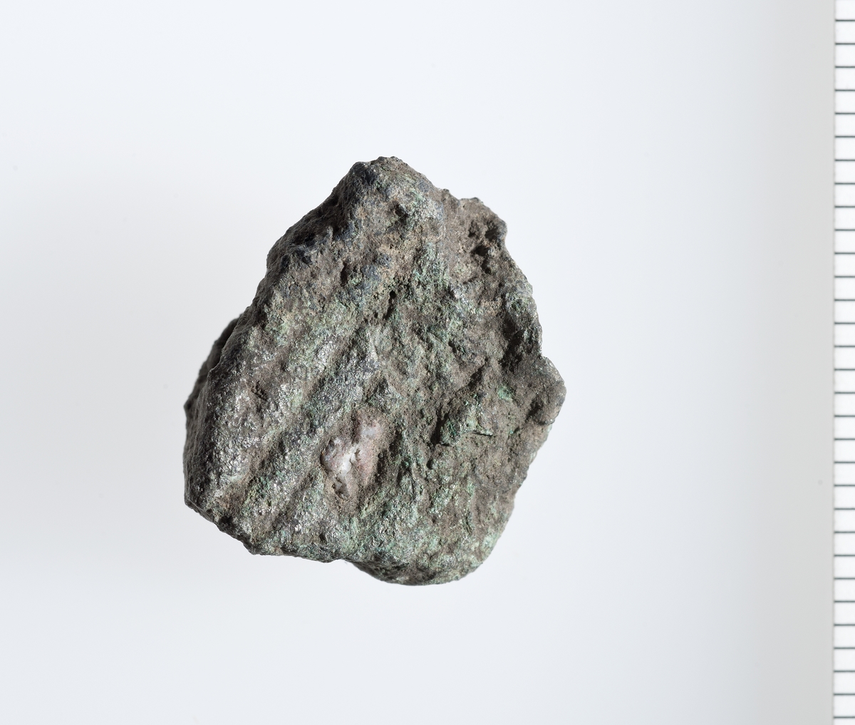 Fragment som kan være del av et gryteben. Det finnes rester av strekornamentikk på fragmentets flate side. 