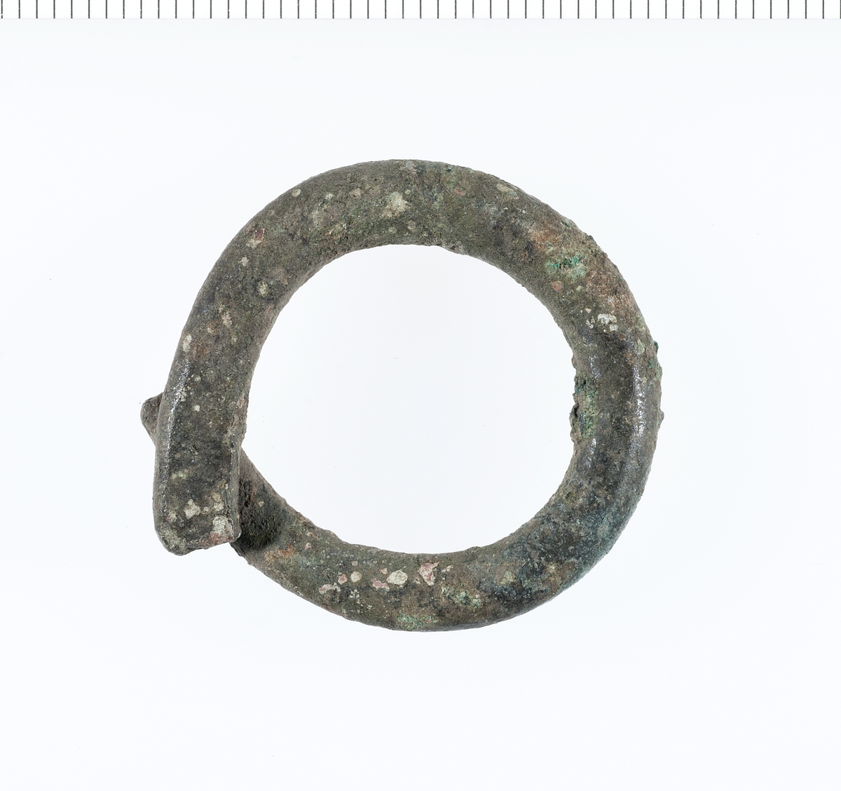 Bit av litt kraftig metalltråd som i dag framstår bøyd rundt til en ring. Uvisst om dette har vært noe annet enn en avfallsbit fra verkstedet. 