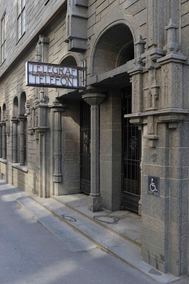 Telegrafbygningen i Oslo er tegnet av arkitektene Magnus Poulsson og Arnstein Arneberg i 1916. Stilmessig kan bygget betegnes som nasjonalromantisk/jugend. Av spesiell antikvarisk interesse er fasadene kledd og utsmykket med hugd granitt, i tillegg til hovedtrappen i marmor med den gedigne lysekronen og publikumsekspedisjonen med inngangspartiet og taket samt Telegrafstyrets kontorer i 3. etasje. Innvendig er bygget så og si fritt for treverk. Det skulle være et brannsikkert monumentalbygg, som skulle hegne om det som tidlig i 1920-årene var landets viktigste nervesenter. Det er brukt norsk marmor i alle trapper og på gulv i fellesarealene, og ornamenter er hugd i stein eller støpt i betong. Bygget huser Norges kanskje største lyekrone - en messinglysekrone i hele seks etasjer mindt i trappeløpet. 