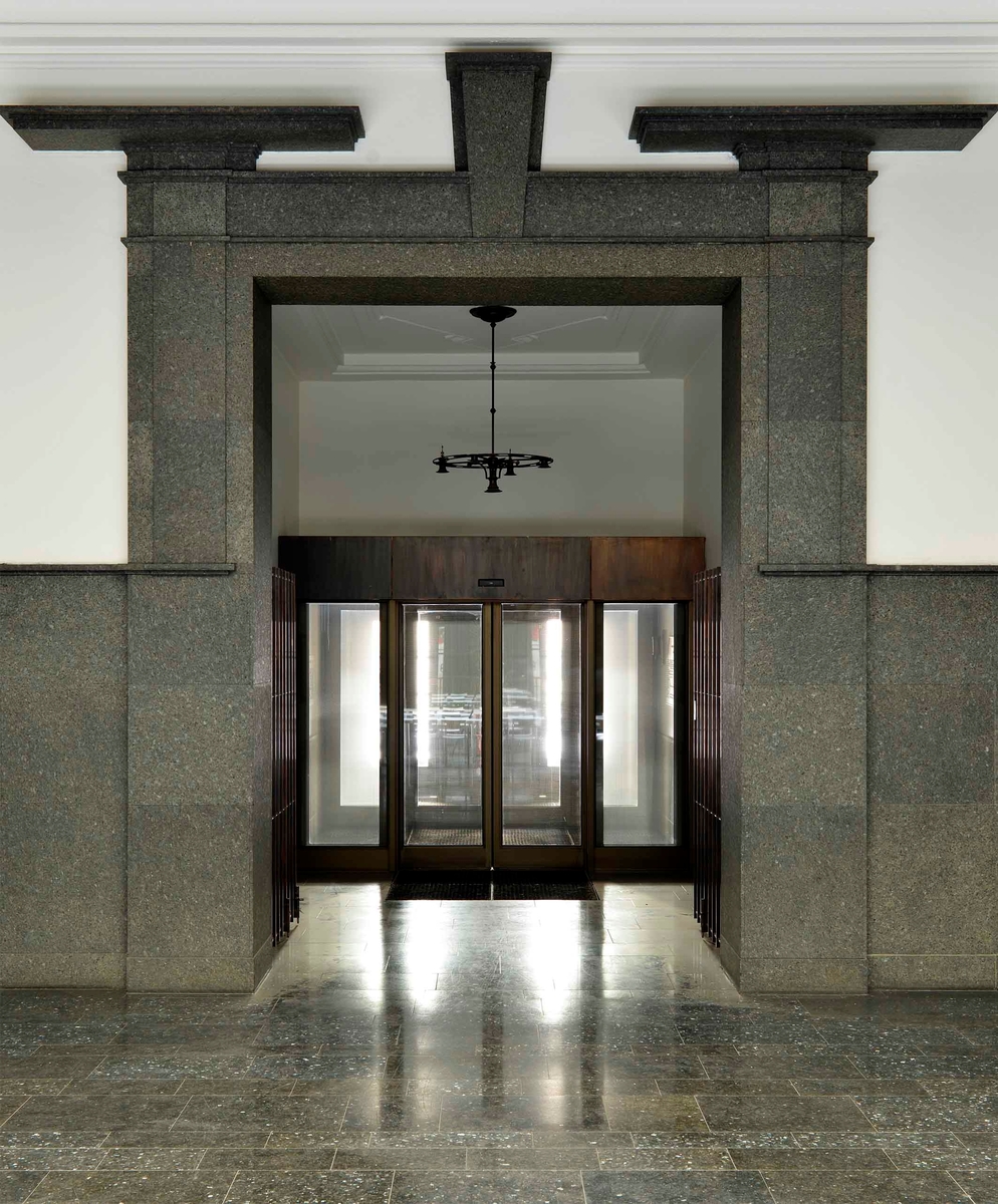 Telegrafbygningen i Oslo er tegnet av arkitektene Magnus Poulsson og Arnstein Arneberg i 1916. Stilmessig kan bygget betegnes som nasjonalromantisk/jugend. Av spesiell antikvarisk interesse er fasadene kledd og utsmykket med hugd granitt, i tillegg til hovedtrappen i marmor med den gedigne lysekronen og publikumsekspedisjonen med inngangspartiet og taket samt Telegrafstyrets kontorer i 3. etasje. Innvendig er bygget så og si fritt for treverk. Det skulle være et brannsikkert monumentalbygg, som skulle hegne om det som tidlig i 1920-årene var landets viktigste nervesenter. Det er brukt norsk marmor i alle trapper og på gulv i fellesarealene, og ornamenter er hugd i stein eller støpt i betong. Bygget huser Norges kanskje største lyekrone - en messinglysekrone i hele seks etasjer mindt i trappeløpet. 