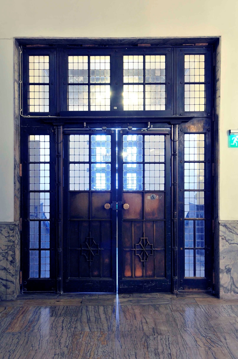 Telegrafbygningen i Oslo er tegnet av arkitektene Magnus Poulsson og Arnstein Arneberg i 1916. Stilmessig kan bygget betegnes som nasjonalromantisk/jugend. Av spesiell antikvarisk interesse er fasadene kledd og utsmykket med hugd granitt, i tillegg til hovedtrappen i marmor med den gedigne lysekronen og publikumsekspedisjonen med inngangspartiet og taket samt Telegrafstyrets kontorer i 3. etasje. Innvendig er bygget så og si fritt for treverk. Det skulle være et brannsikkert monumentalbygg, som skulle hegne om det som tidlig i 1920-årene var landets viktigste nervesenter. Det er brukt norsk marmor i alle trapper og på gulv i fellesarealene, og ornamenter er hugd i stein eller støpt i betong. Bygget huser Norges kanskje største lyekrone - en messinglysekrone i hele seks etasjer mindt i trappeløpet. 