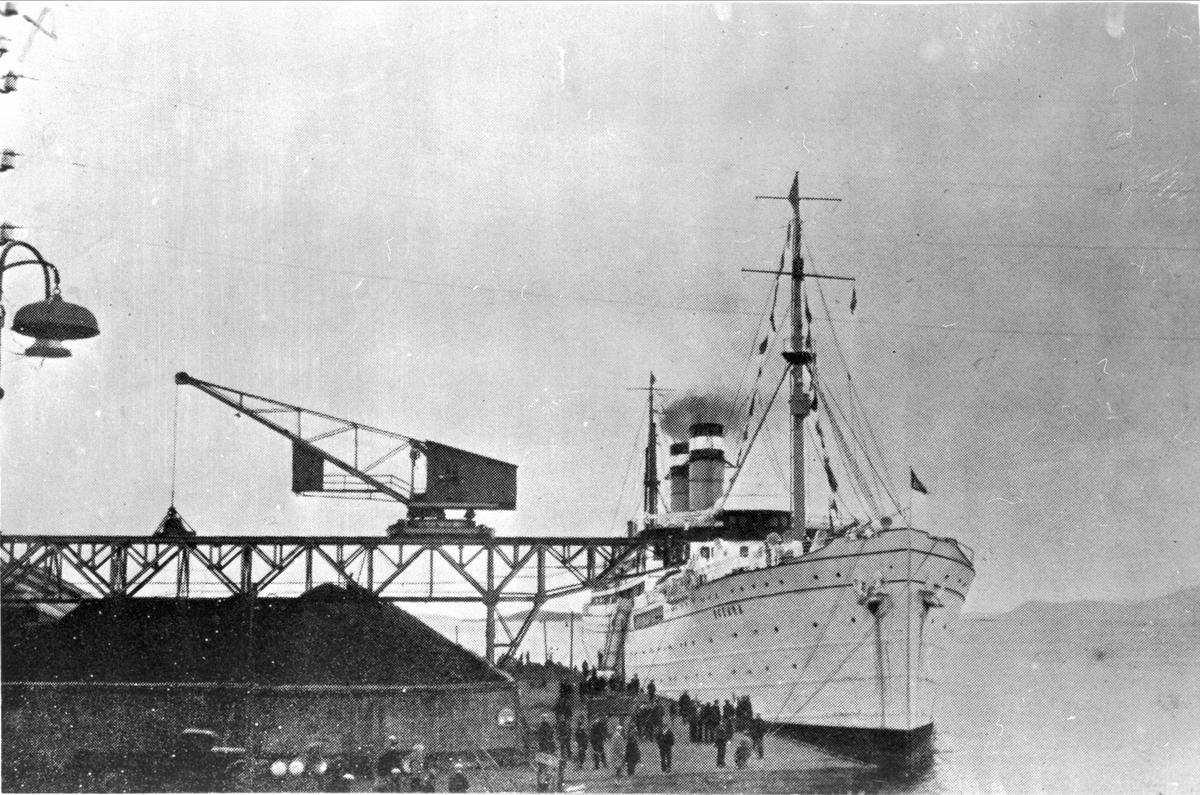Turistskipet "Oceana" bunkrer kull ved kaia til BJN.