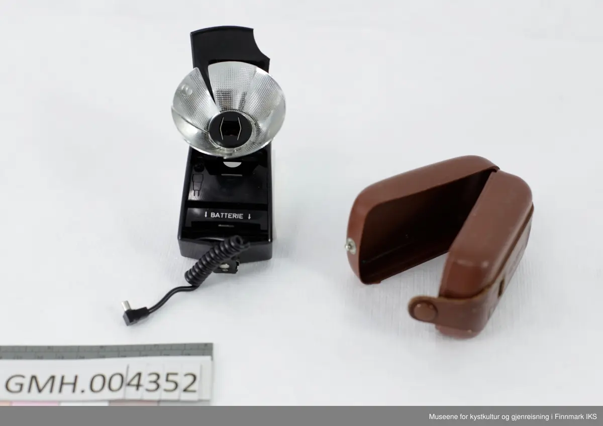 Åpner man blitsen, så kan man vifte ut 7 tynne, bøyde aluminiumsplater, som omgir blitslampen. Under det befinner seg batterirommet og en spiralledning som tilkobles til fotoapparatet. Denne Agfa-fotoblitsen har en tilhørende etui i lysebrun plast med en påsatt skinnreim på baksiden.