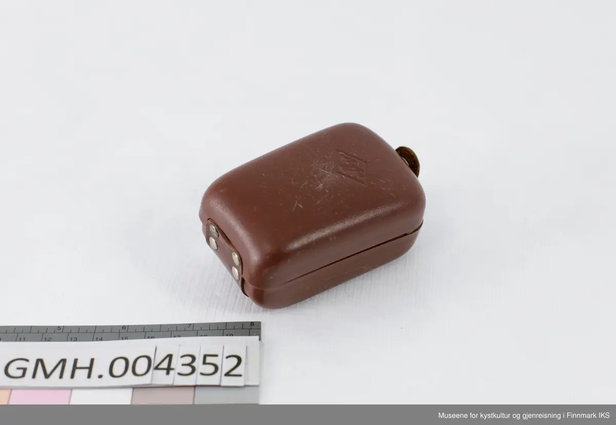 Åpner man blitsen, så kan man vifte ut 7 tynne, bøyde aluminiumsplater, som omgir blitslampen. Under det befinner seg batterirommet og en spiralledning som tilkobles til fotoapparatet. Denne Agfa-fotoblitsen har en tilhørende etui i lysebrun plast med en påsatt skinnreim på baksiden.