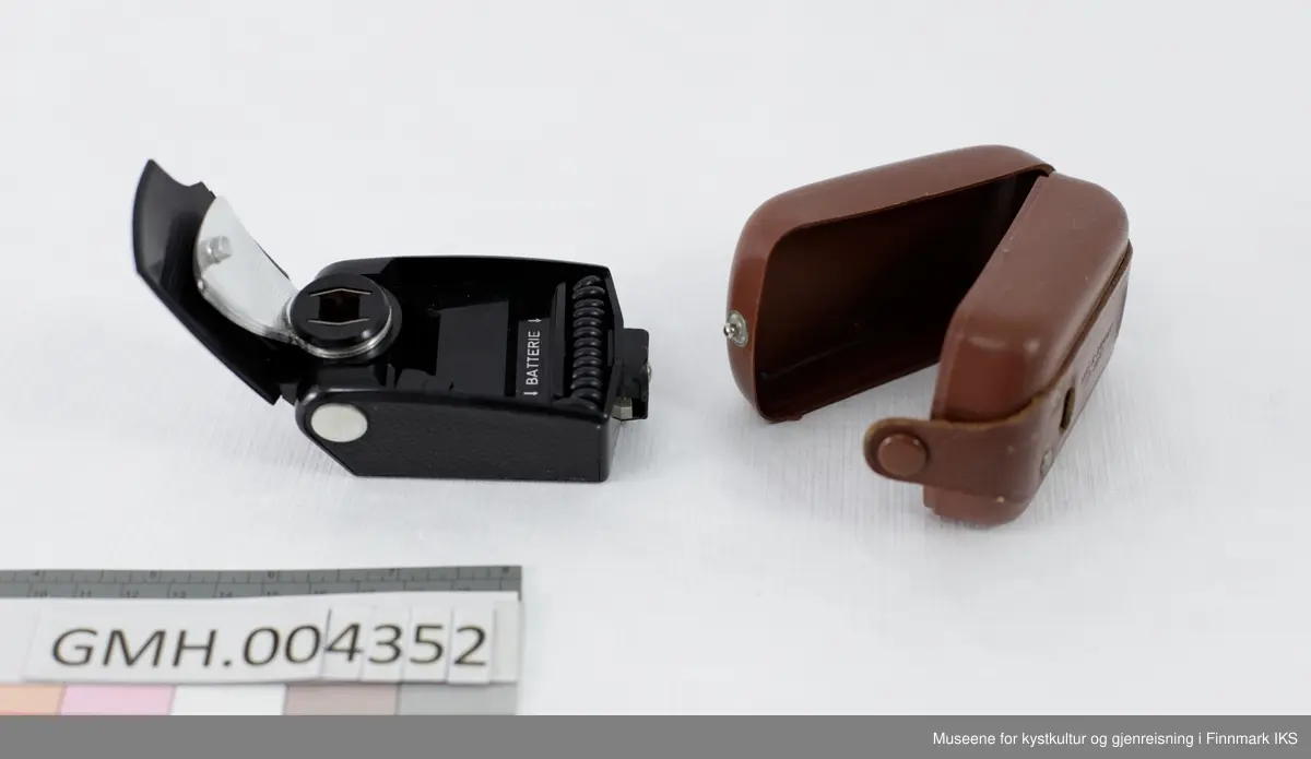 Åpner man blitsen, så kan man vifte ut 7 tynne, bøyde aluminiumsplater, som omgir blitslampen. Under det befinner seg batterirommet og en spiralledning som tilkobles til fotoapparatet. Denne Agfa-fotoblitsen har en tilhørende etui i lysebrun plast med en påsatt skinnreim på baksiden.