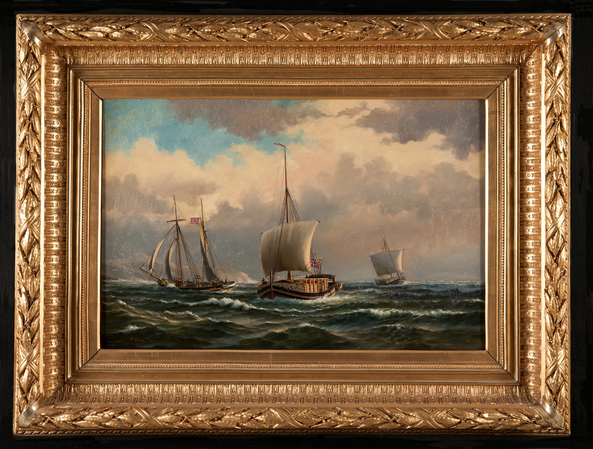 Marin med tre segelfartyg, varav två länsande råsegeljakter och en toppsegelskonert, utanför klippigt kustparti. I förgrunden odäckad råsegelsjakt med inbyggd kista av bräder (för torrfisk).