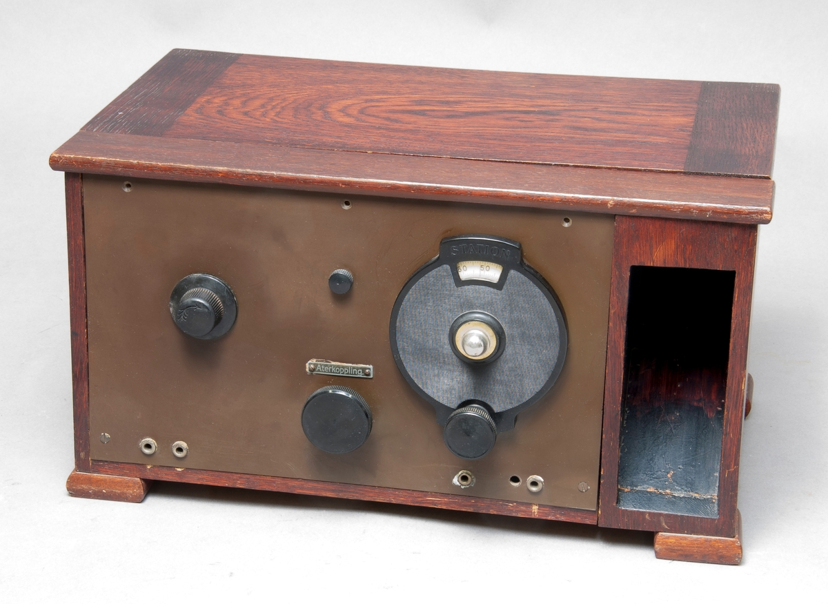 Radiomottagare med inbyggd högtalare, i låda av trä. Elektronrörsförstärkning, inställning för återkoppling.
Med licens daterad fjärde kvartalet 1936 fäst i locket.
