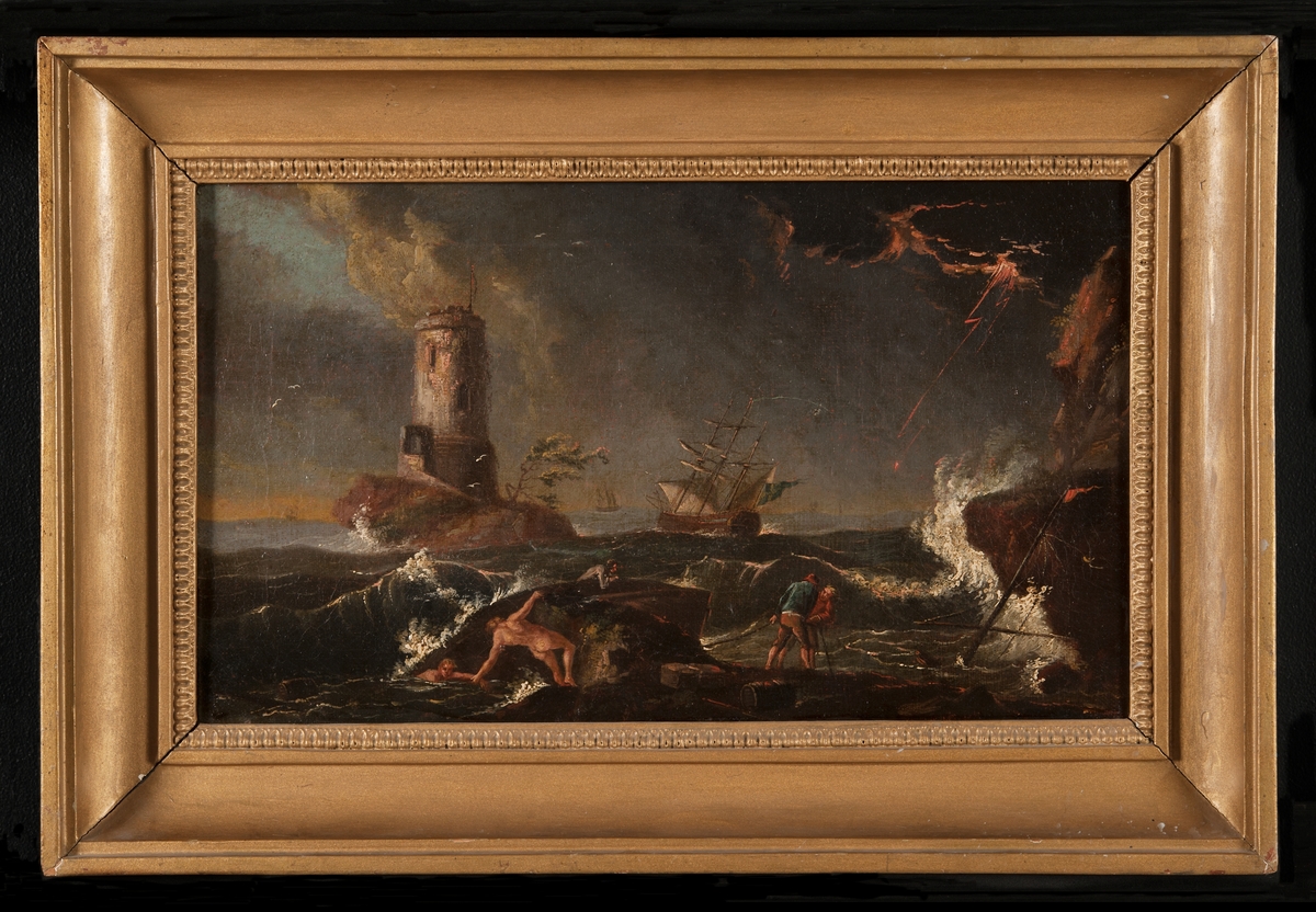 I förgrunden klippig kust med hög, brytande sjö, två nakna och tre klädda män vrakgods och vrakspillror. I bakgrunden tornbyggnad på en klippö, svensk fregatt under stormsegel, ovädersmoln med blixt.

Bronserad ram.