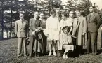 Invigning av tennisbanan 15/5 1938. Kalle Schröder har spelat tennis mot Nyström. Spelarna tillsammans med tennisföreningens styrelse. 1. James Forss, 2. Titus Haglund, 3. Gunnar Rane, 4. Kalle Schröder, 5. Arvid Båth, 6. Nyström, 7. Carl Magnus Asplund, 8. Hilding Vrang, 9. byggm. Hamrén, damen okänd.