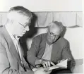 Dr. Hansen och t.v. Einar Magnusson i sommarstugan 1958.