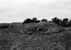 Lilla Sikagården. Gravhög strax öster om gården Lilla Sikagården. I bakgrunden Fåraberget och Mösseberg.