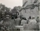 Samfundet för hembygdsvård. Utflykt 1931. Riksantikvarie Curman talar vid Varnhems klosterkyrka.